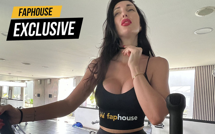 LizaVirgin: Секс в раздевалке с тренером