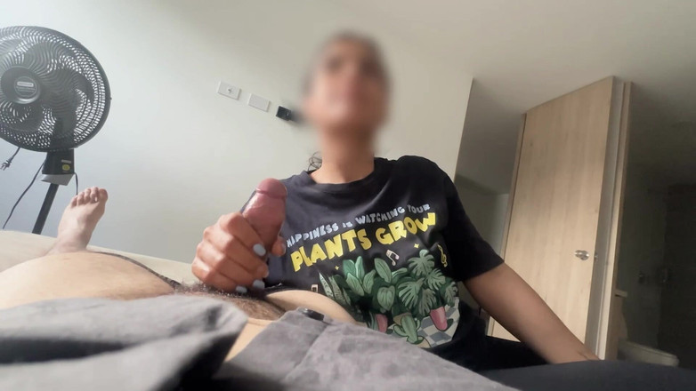 Time traveler: Linda pequeña mucama masturba el jefe y luego se folla...