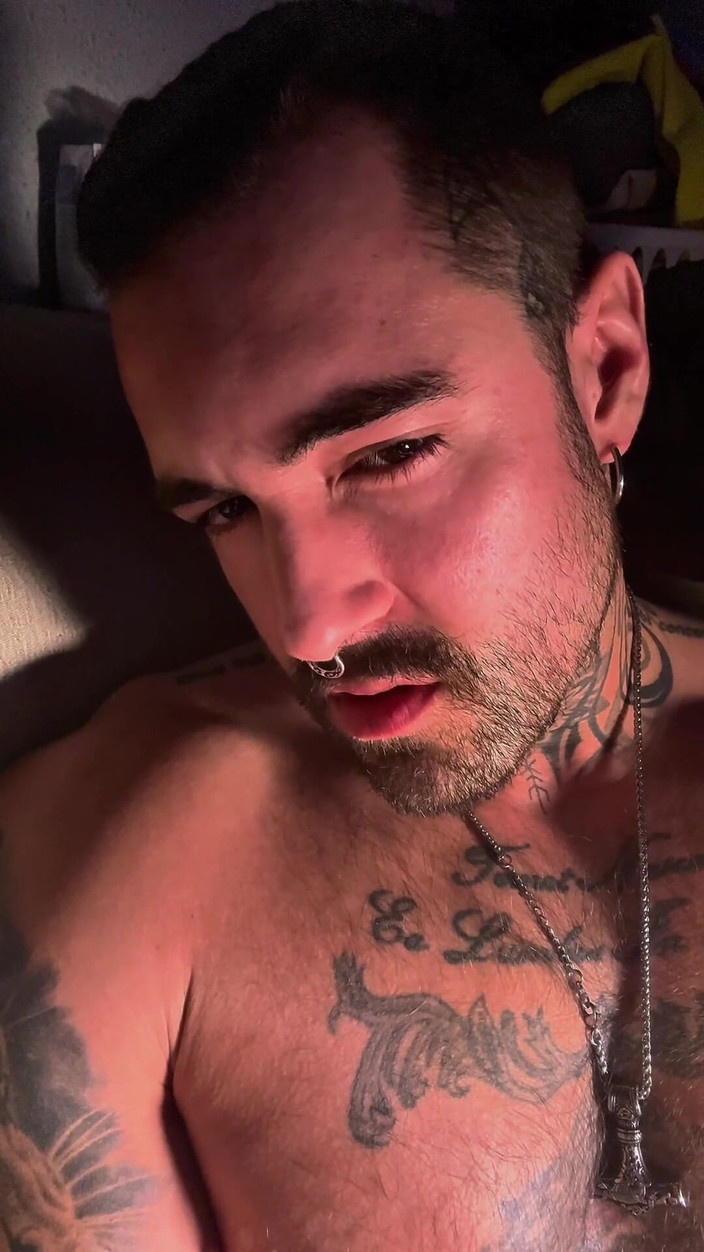 JackSpanish: 沙发上激烈的话