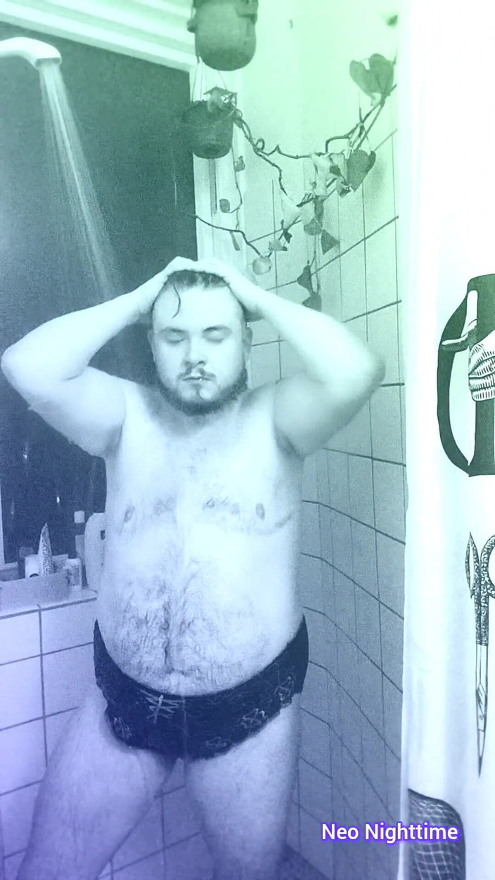 Neo Night Time: L'ora del bagno con un ragazzo trans