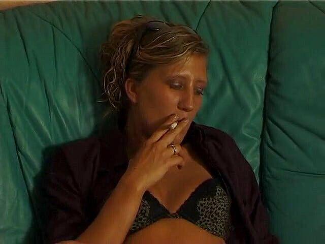 Lucky Wankerz: Eenzame brunette meid vult haar poesje met een grote dildo