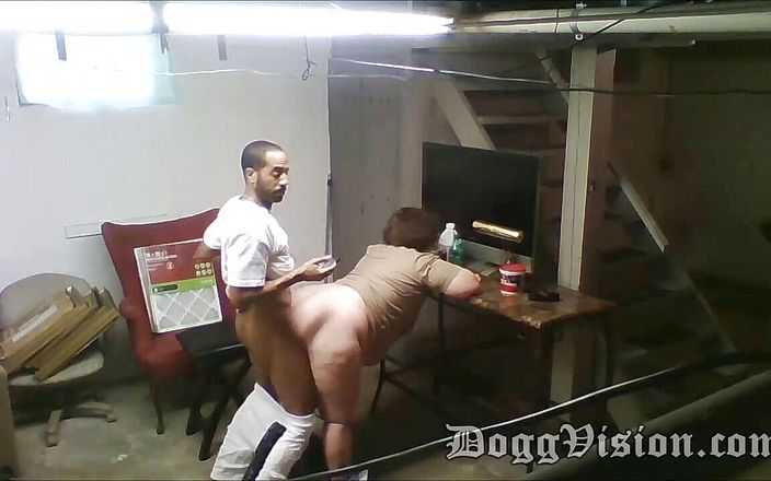 DoggVision: Pemujaan pantat pembantu hotel memek ke mulut