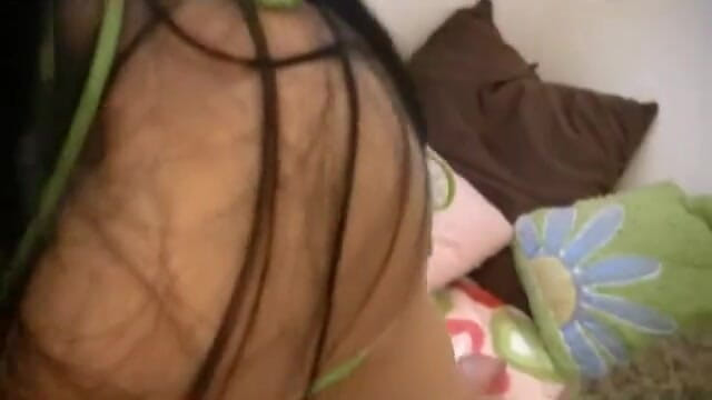 Hard raw sex: Czarnowłosa laska w bikini grając w Wiyh Sybian