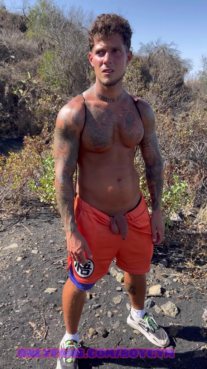 BoyGym: Pișare în pădure - un tip descoperă-mă