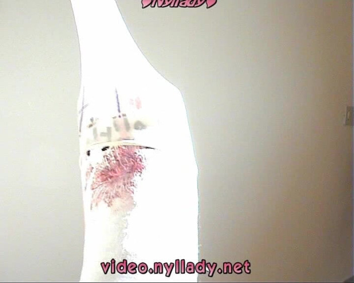 Nyllady: 私の脚のキャストとナイロンソックスで遊ぶ