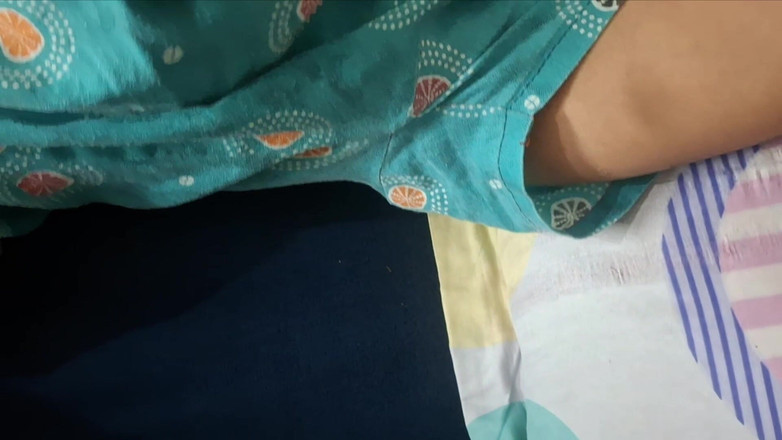 Busty Banuu: 쪼이는 보지를 보여주는 마을 소녀