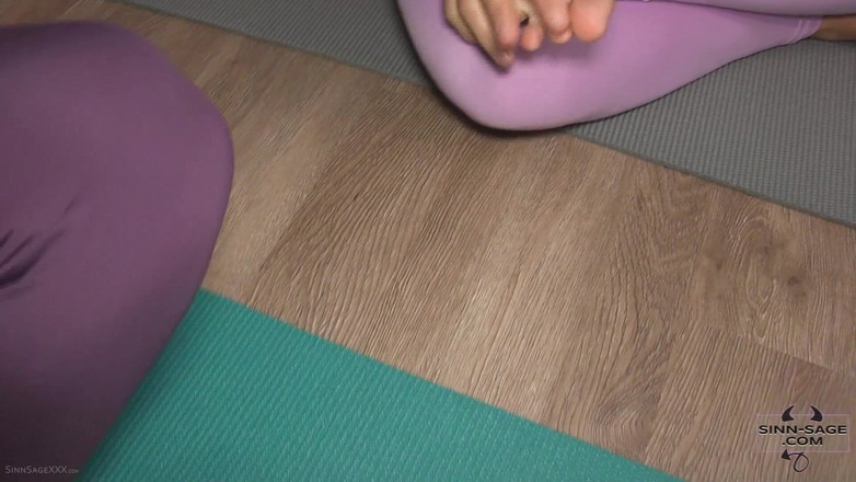 Sinn Sage: Yoga dengan Sinn dan Laila yang menampilkan Sinn Sage, Laila...