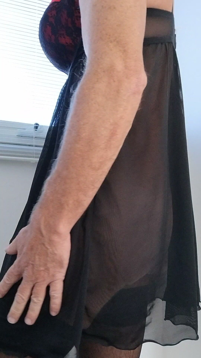 dragontrainer5: Кроссдрессер в черном раздевается до простого нижнего белье и соблазняет