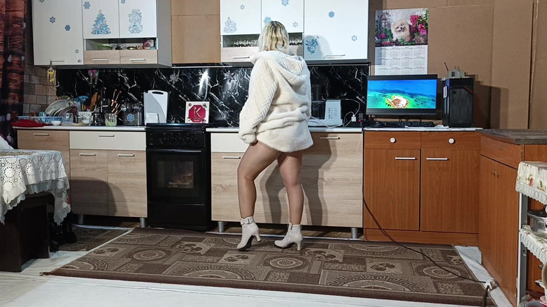 RedRoseRus: Nowy futrzany płaszcz – pozowanie w kuchni.