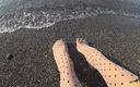 Nylondelux: Des collants à pois sur la plage