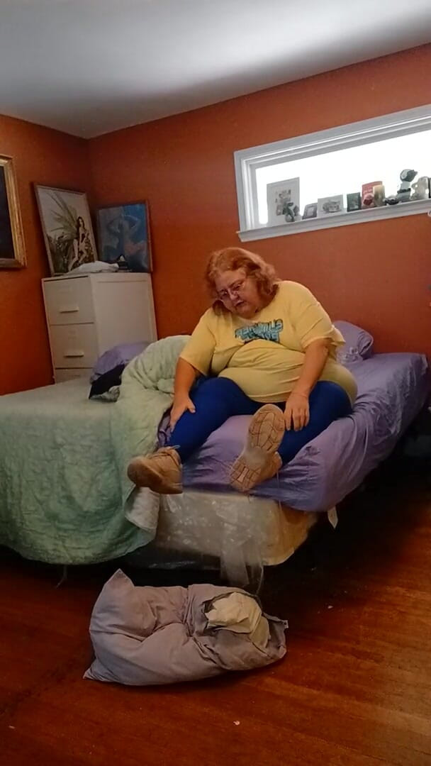 BBW nurse Vicki adventures with friends: Kokmuş tenis ayakkabıları pewwwee