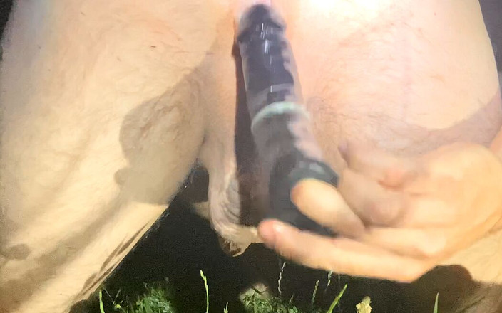 White Ukrainian Ass: Bir adam tarlanın ortasında kriket sesine kadar dildoya oturdu.