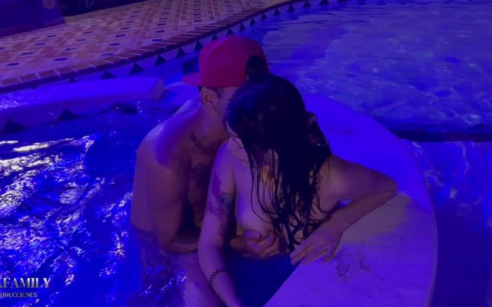 Foxxx: Jag knullar min kåta styvsyster ensam i en jacuzzi
