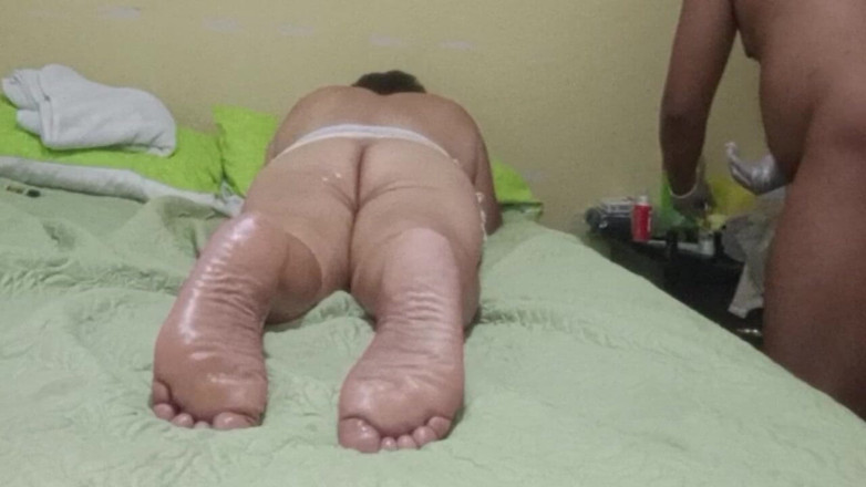 Milfta boohot: Olgun orta yaşlı seksi kadın için yağ ile ayak masajı