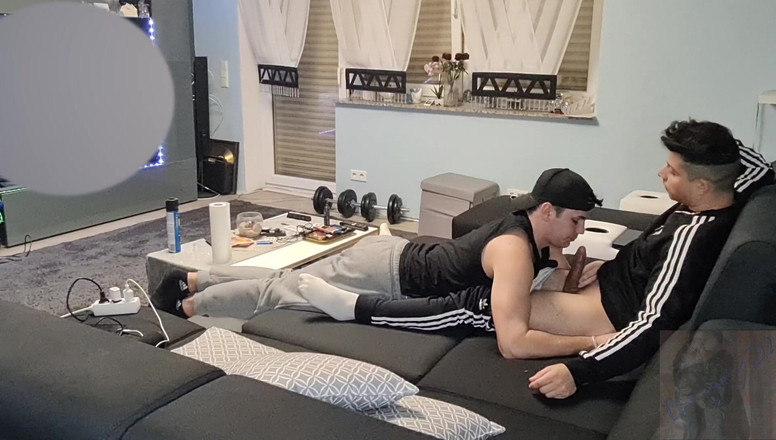 boyzxy212: Pavel在我玩游戏的时候给我口交