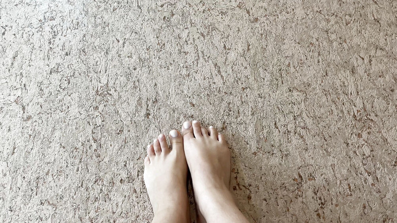 Lux Eva: Une belle-mère insatiable se doigte la chatte dans une culotte...