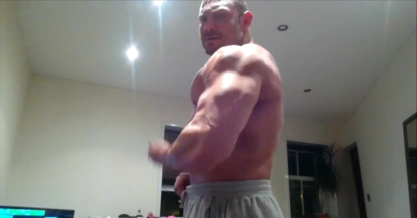 Jack stacked: Après la gym, adoration des muscles en sueur