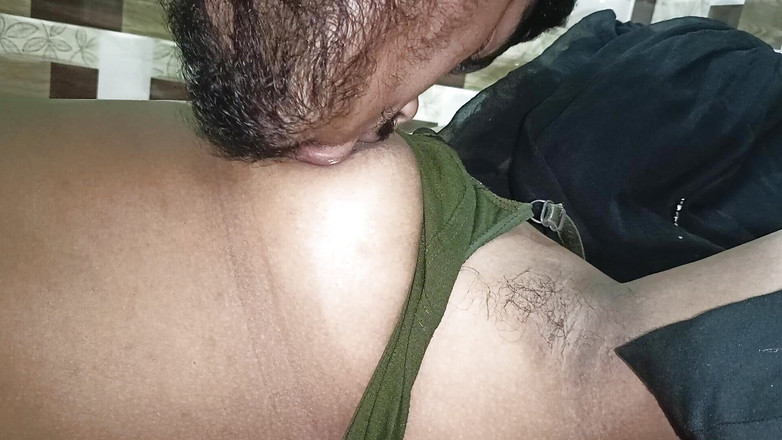 Desi Bhabhi 01: Ma copine presse pour la première fois