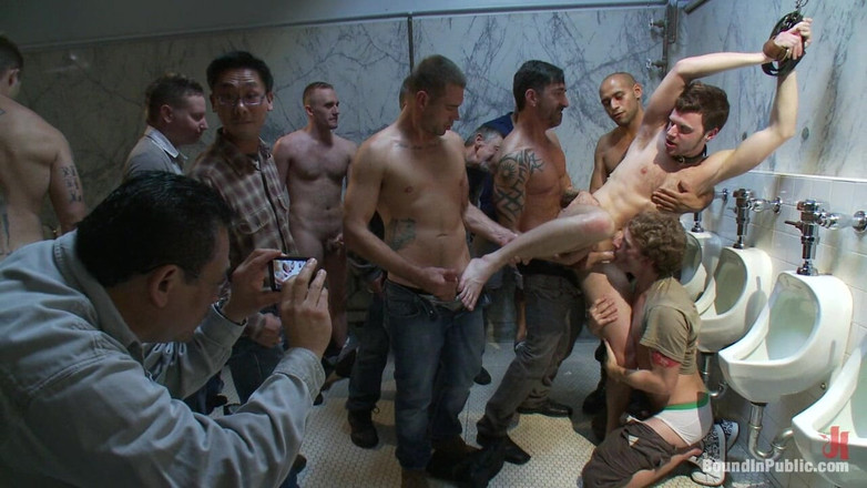 Bound in public: 布莱恩·邦德被抓到撒尿和射精。