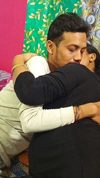 Seorang petugas pinjaman gadis desi dijanjikan untuk memberikan seks