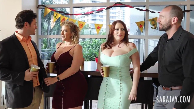Sara Jay: Sara Jay are parte de sex în patru ciudat cu prietenele...