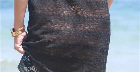 Natalie K: Caminando por el frente de la playa con un vestido...