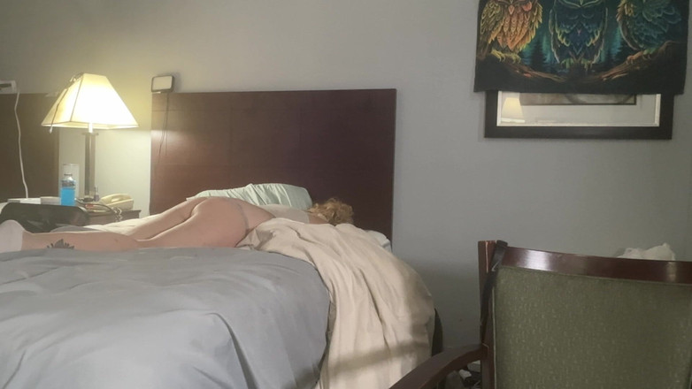 Alpha stud 4 u: 그녀의 엉덩이에 장난감을 사용하고 그녀를 빨아