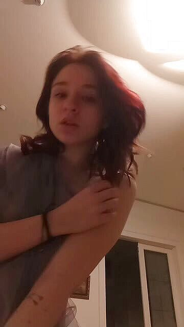 Taya Lite: 차림으로 춤을 추는 아기