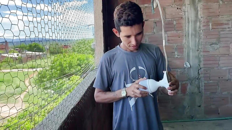 Yeison: 我要求一个电气技师，他最后操了我的阴户，从我的奶子里拿走我的奶子