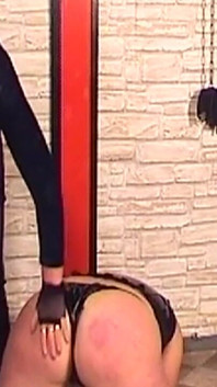 Reife blonde sub wird gefesselt und wild ausgepeitscht