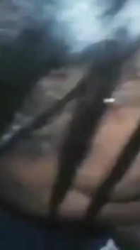 Cewek sange ini lagi asik nyepong kontol raksasa pria kulit hitam sambil meringis kesakotan di luar ruangan