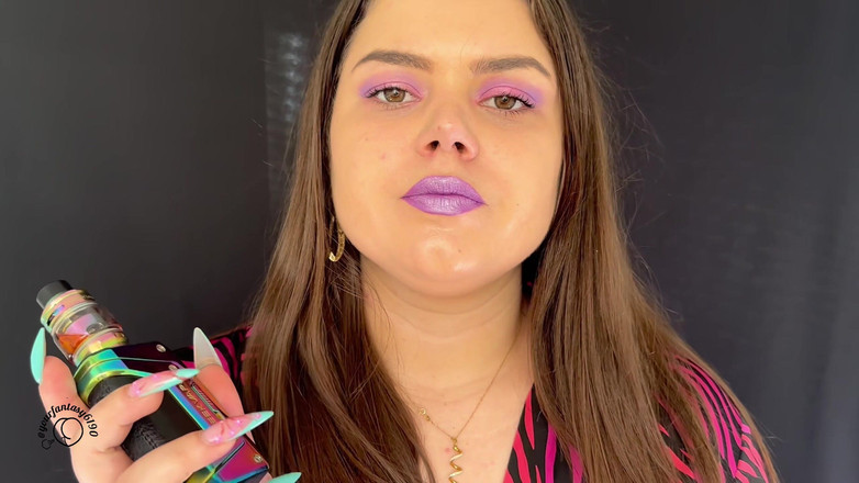 Your fantasy studio: Merokok Rokok Saya Dengan Gincu Putih Berwarna Putih Di Pijamas...