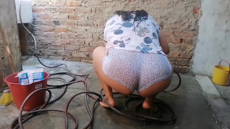 Adribella69: Hembiträden fungerar genom att flytta hennes stora röv medan jag...