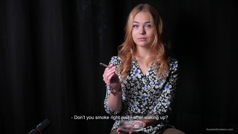 Russian Smokers: Мила російська дівчина курить сигарету на природі