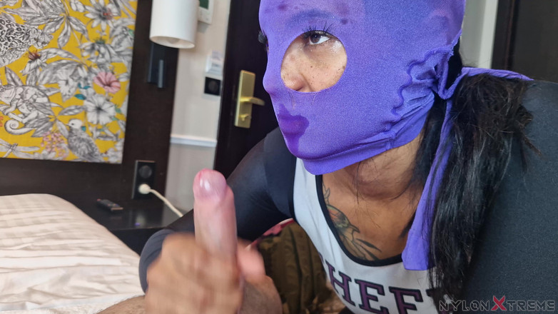 Nylon Xtreme: POV Julia Kate 1e Omhulsel Nylon Pompom Meisje