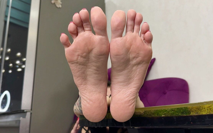 Julia domaina: Tălpile mele drăguțe moi, degete lungi și tălpi ridate, picioare goale și...