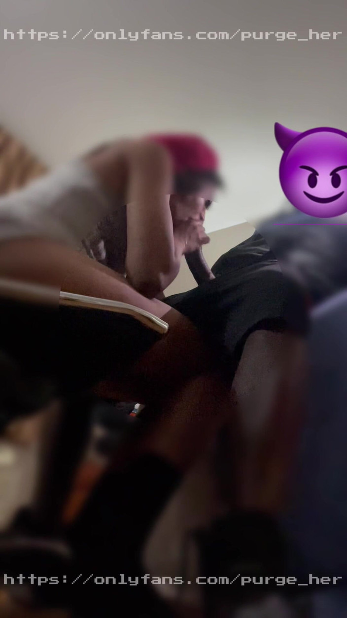 Purge_her: Emo děvka tvrdě pracuje pro výstřik