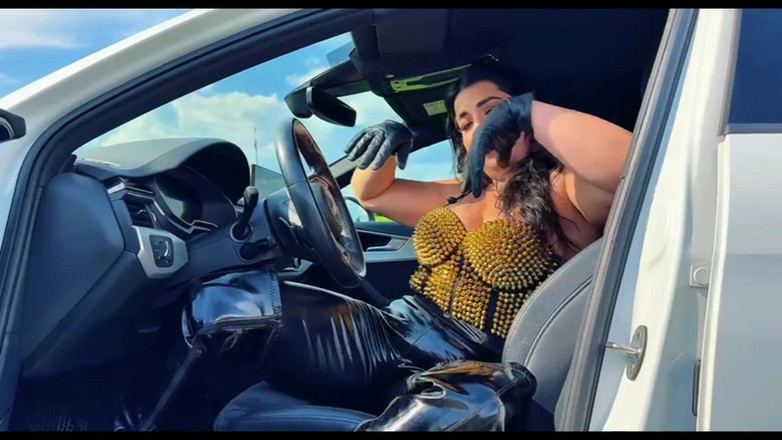 LadyAyse5: 门打开：Lady Ayse走出去