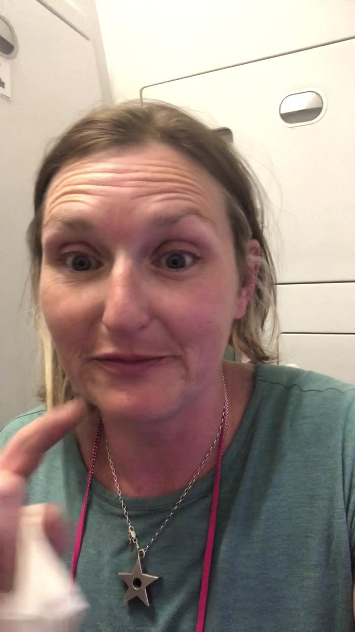 MistressWriggler: Enorme Piscio in Aereo Dopo Averlo Tenuto per Quattro Ore!