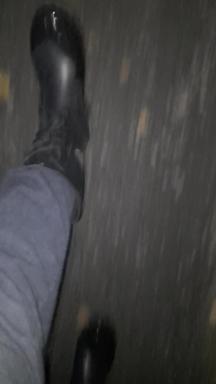 SinDee: Rubberboots walking