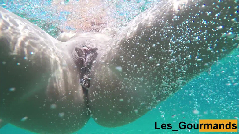 Les Gourmands: Мілфа пестить себе пальцями і їсть пизду в Грецькому морі