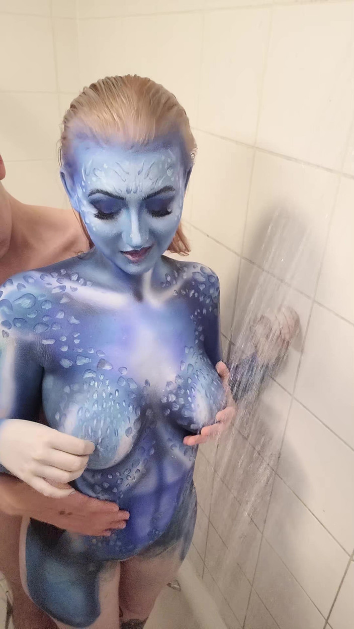 Em Yang: Люди Ікс, містіка, видалення фарби для тіла в душі та трах