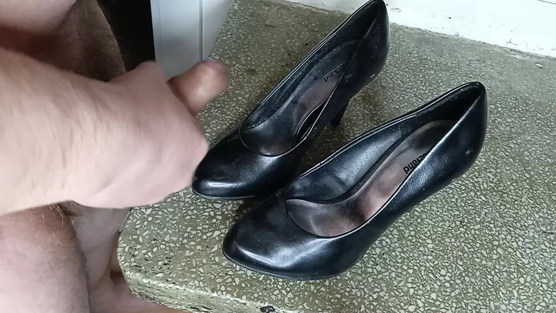 AdultGameplays: Masturberen en klaarkomen op hoge hakken