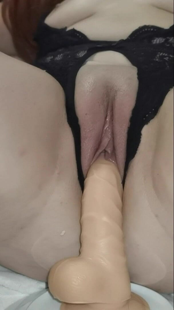 Lil Yulee: ディルドとピンクのバイブレーターでオナニー