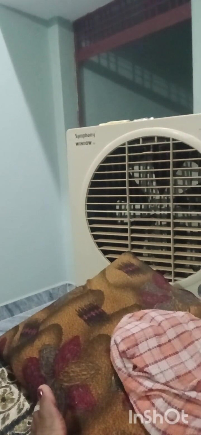 vijay_kumarpatel: 可爱女孩在她的房间里吮吸男朋友的鸡巴并做爱