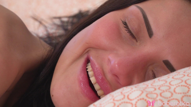 Baberotica: 壊れやすい小柄な人形ミラノが彼女の寝室でムラムラする