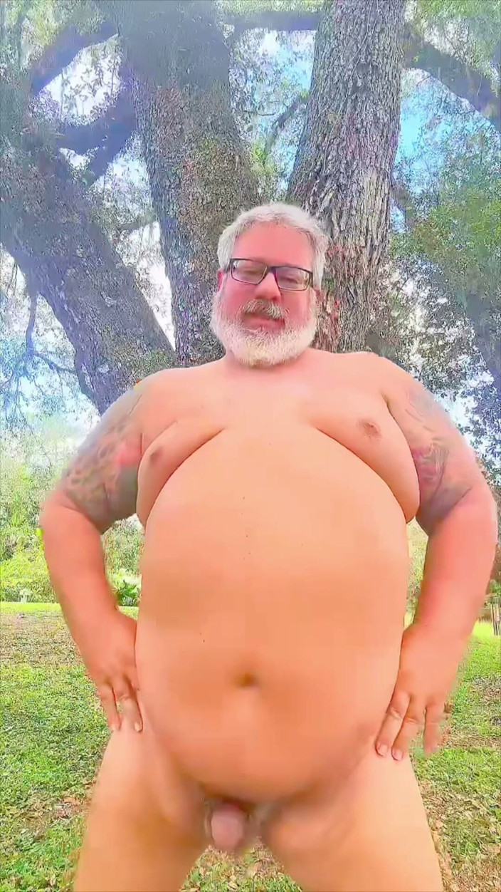 Hand-Free-Daddy-Chub: دب عاري يرقص في البرية ويُظهر فتحته
