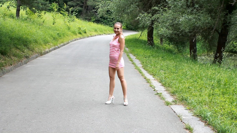 Dirty fantasy: Mám nadrženou chůzi v parku a masturbuje moji mokrou kundičku,...