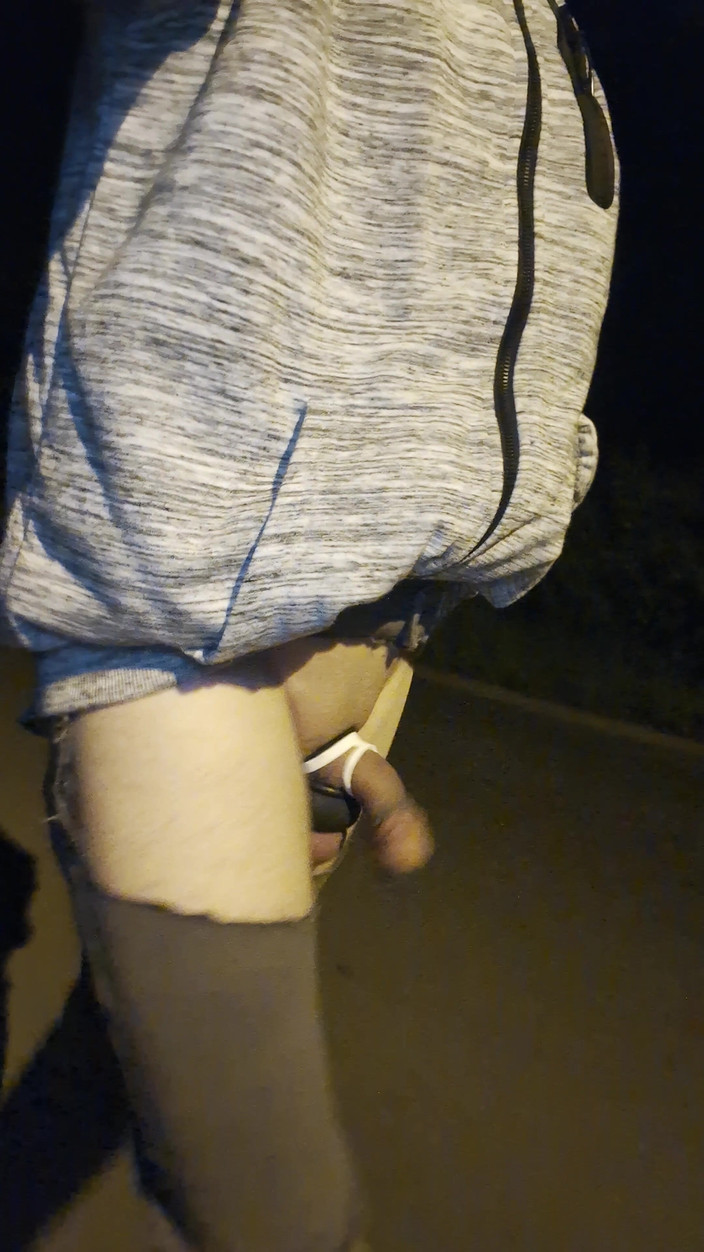 kinkygaynudist: Gay muž nahý s penisovým kolíkem
