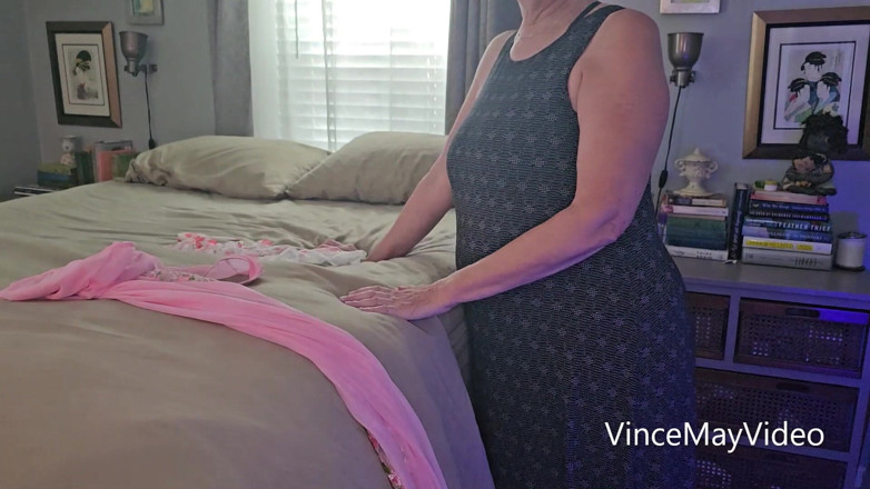 VinceMayVideo: 69-letni PAWG GILF Zakładanie bielizny i palcówka
